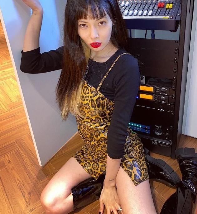 泫雅吊带裙穿搭，与男友恩爱合照曝光