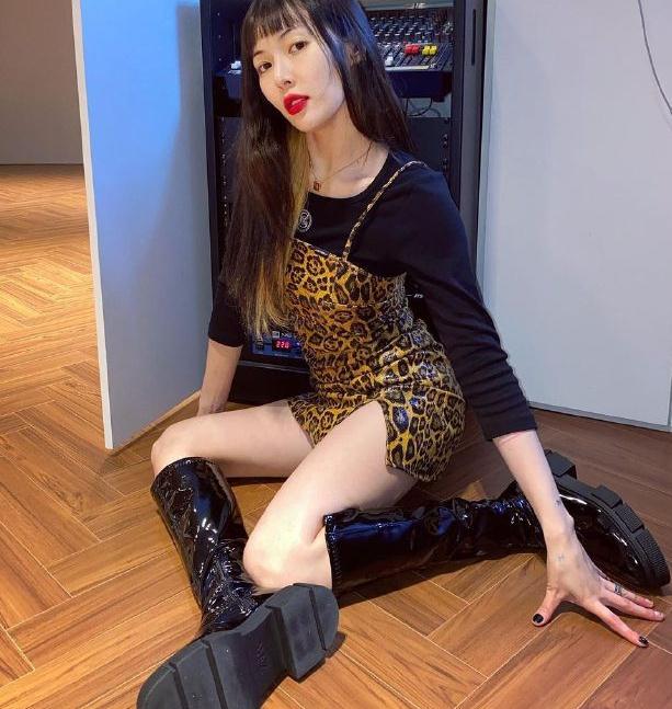 泫雅吊带裙穿搭，与男友恩爱合照曝光