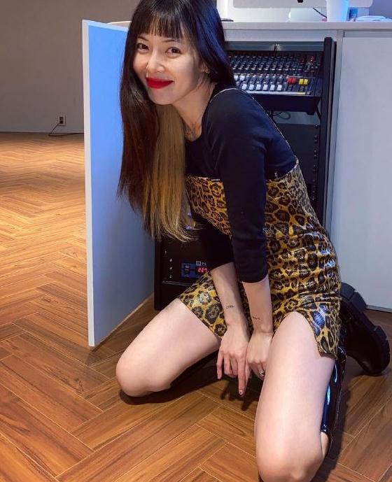 泫雅吊带裙穿搭，与男友恩爱合照曝光