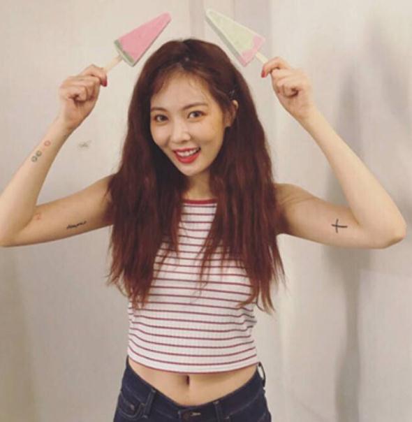 泫雅吊带裙穿搭，与男友恩爱合照曝光