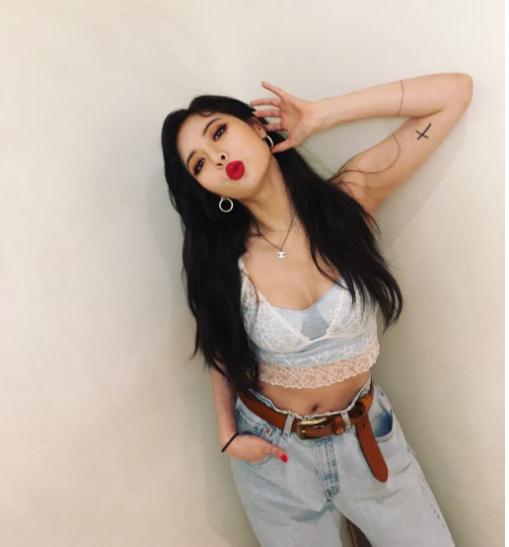 泫雅吊带裙穿搭，与男友恩爱合照曝光