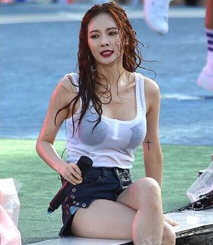 泫雅吊带裙穿搭，与男友恩爱合照曝光