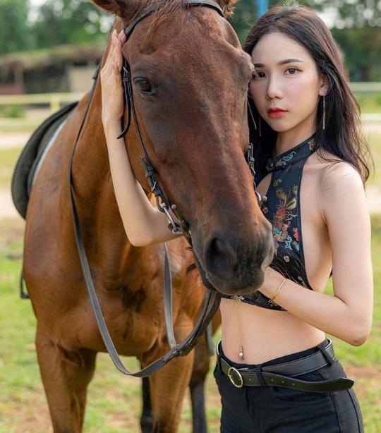 沛妤Pei Yu骑马照片，身材完美曲线写真美照