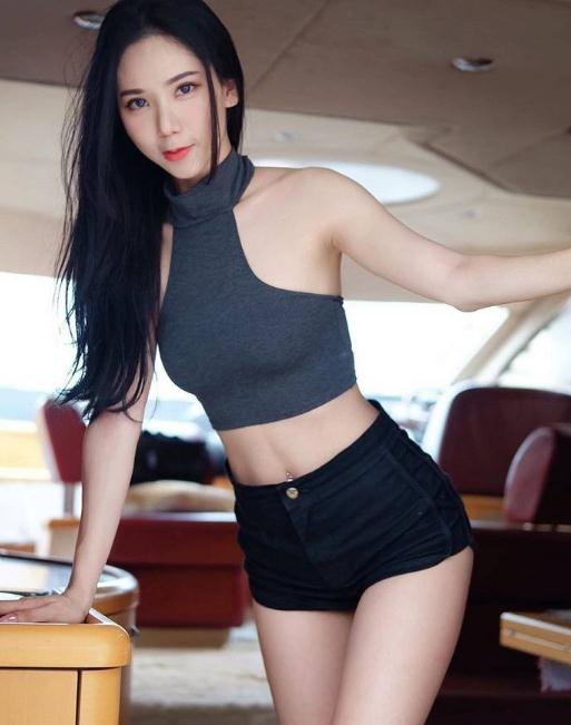 沛妤Pei Yu骑马照片，身材完美曲线写真美照