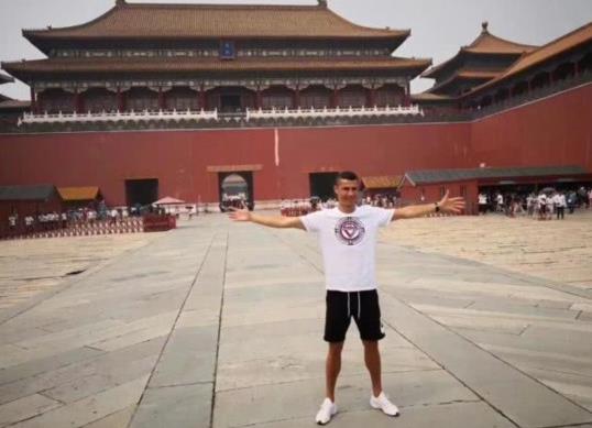 C罗故宫秀花式颠球：现场直播啊,围观群众欢呼