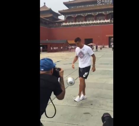 C罗故宫秀花式颠球：现场直播啊,围观群众欢呼