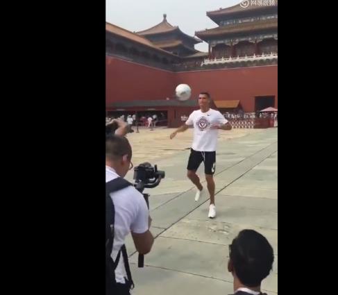 C罗故宫秀花式颠球：现场直播啊,围观群众欢呼