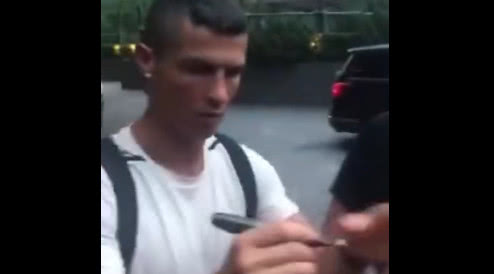 C罗故宫秀花式颠球：现场直播啊,围观群众欢呼