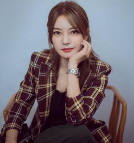 赵薇干练风写真曝光：格子西装搭配深色阔腿裤（图）