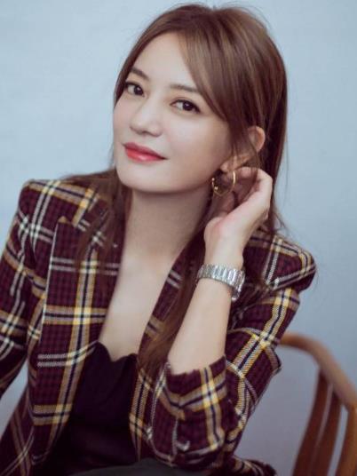 赵薇干练风写真曝光：格子西装搭配深色阔腿裤（图）