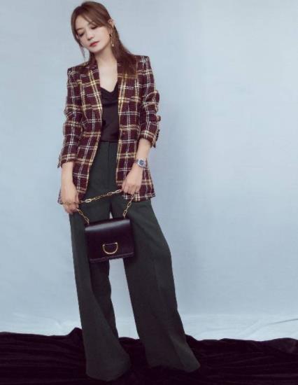 赵薇干练风写真曝光：格子西装搭配深色阔腿裤（图）
