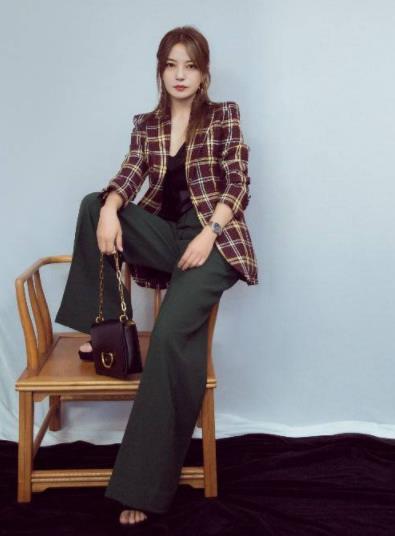 赵薇干练风写真曝光：格子西装搭配深色阔腿裤（图）