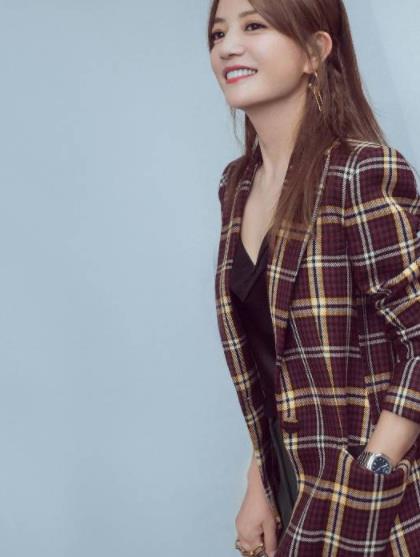 赵薇干练风写真曝光：格子西装搭配深色阔腿裤（图）