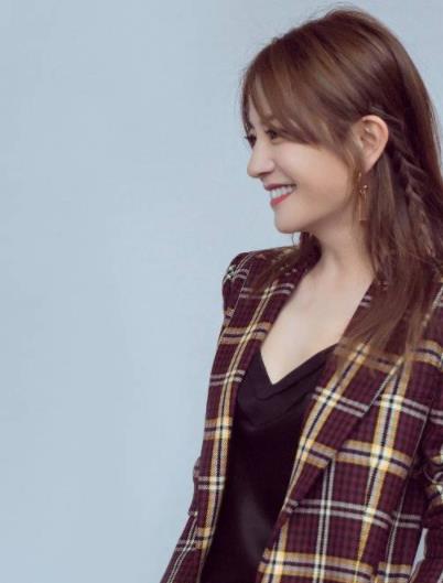 赵薇干练风写真曝光：格子西装搭配深色阔腿裤（图）