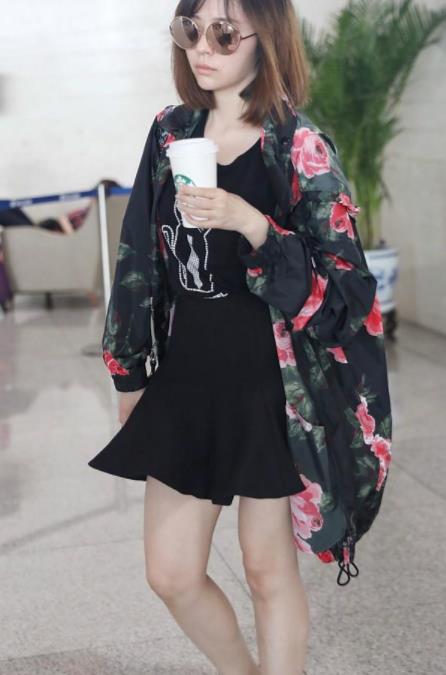 张靓颖穿短裙秀玉腿：大花外套配超短裙（图）