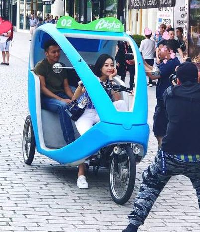 谢霆锋宋茜录节目：大街小巷骑三轮车摆拍（图）