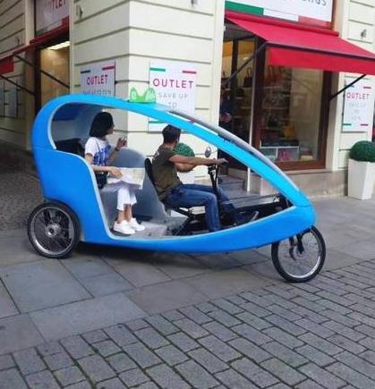 谢霆锋宋茜录节目：大街小巷骑三轮车摆拍（图）