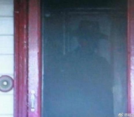 有人拍到了末影人:拍到黑影的恐怖照片 有人拍到了末影人:拍到黑影的恐怖照片