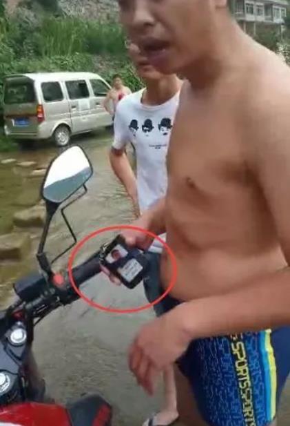 因泳裤吊带裙火了：这两个人火了吊带裙