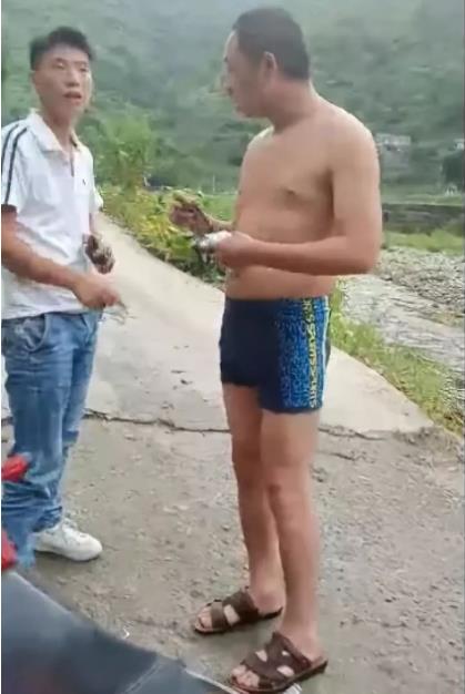 因泳裤吊带裙火了：这两个人火了吊带裙