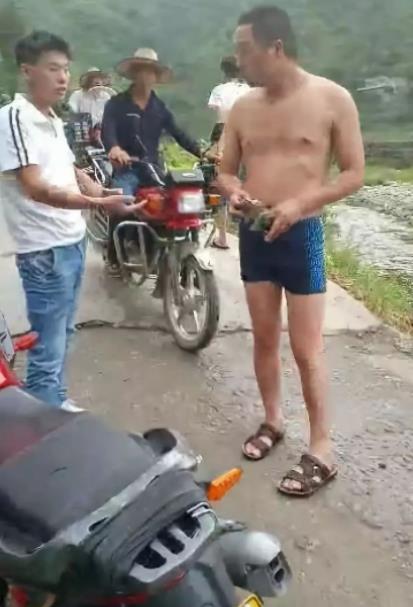 因泳裤吊带裙火了：这两个人火了吊带裙