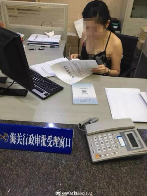 因泳裤吊带裙火了：这两个人火了吊带裙