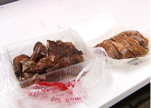 18元一只烤鸭调查:个个油光发亮,竟是吃补药速成长大 18元一只烤鸭调查:个个油光发亮,竟是吃补药速成长大