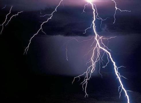 走路打电话被雷击:雷雨天气十大注意事项 走路打电话被雷击:雷雨天气十大注意事项