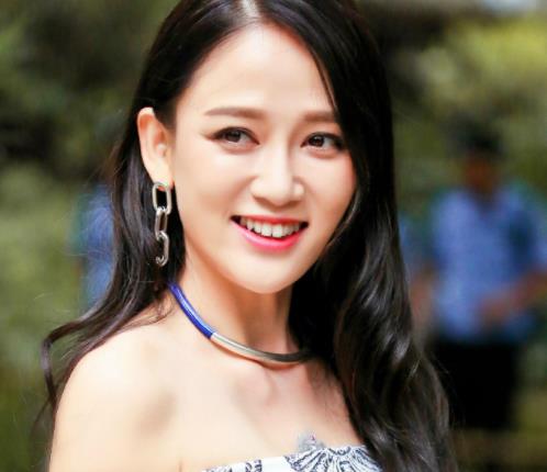 陈乔恩穿连体牛仔衣:身穿牛仔裤,绑着可爱的辫子 陈乔恩穿连体牛仔衣:身穿牛仔裤,绑着可爱的辫子