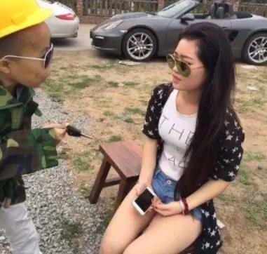 快手陈山：快手红人陈山各种豪车和美女陪伴