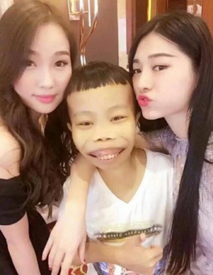 快手陈山：快手红人陈山各种豪车和美女陪伴