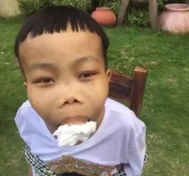 快手陈山：快手红人陈山各种豪车和美女陪伴