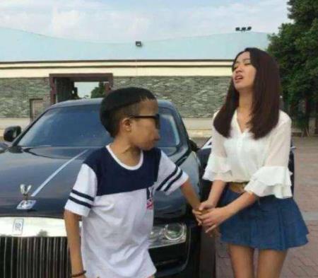 快手陈山：快手红人陈山各种豪车和美女陪伴