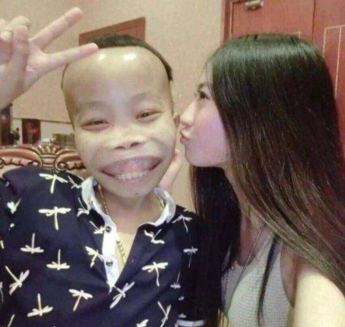 快手陈山：快手红人陈山各种豪车和美女陪伴