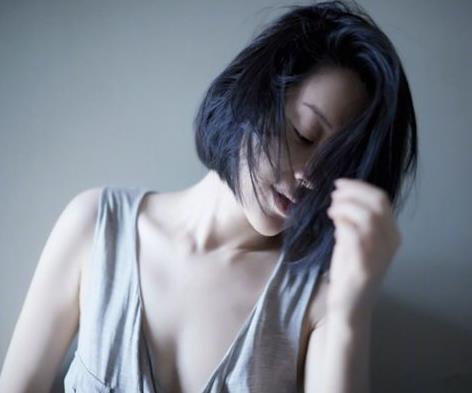 许晴穿低胸背心：上衣微露事业线,迷人别样性感美