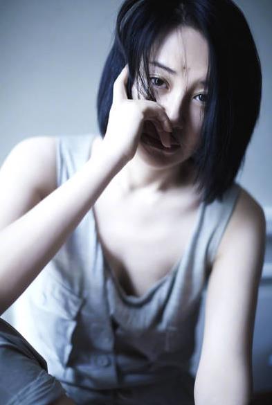 许晴穿低胸背心:上衣微露事业线,迷人别样性感美