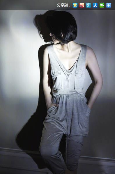 许晴穿低胸背心：上衣微露事业线,迷人别样性感美