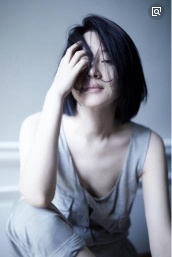 许晴穿低胸背心：上衣微露事业线,迷人别样性感美