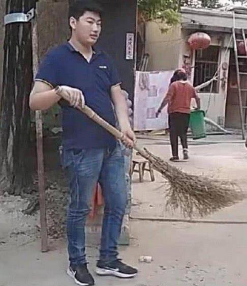 大衣哥喜迎准儿媳:相亲现场画面(图) 大衣哥喜迎准儿媳:相亲现场画面(图)