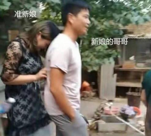 大衣哥喜迎准儿媳:相亲现场画面(图) 大衣哥喜迎准儿媳:相亲现场画面(图)