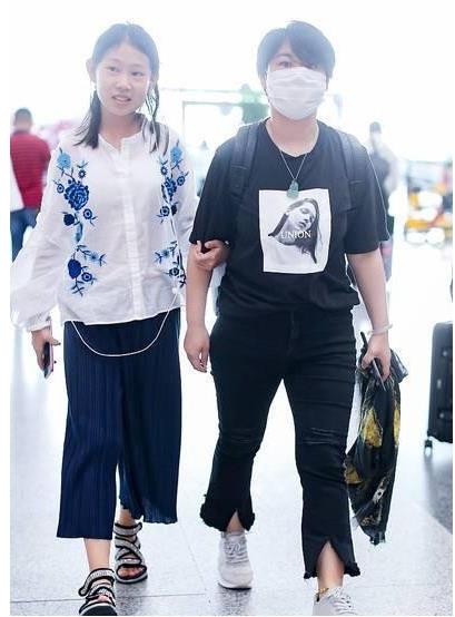 小沈阳女儿近照曝光:真正亭亭玉立了(图) 小沈阳女儿近照曝光:真正亭亭玉立了(图)