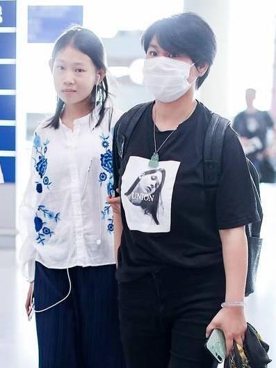 小沈阳女儿近照曝光:真正亭亭玉立了(图) 小沈阳女儿近照曝光:真正亭亭玉立了(图)