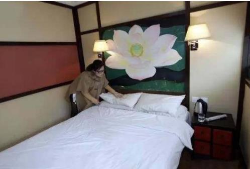 酒店试睡员是干什么的：美女酒店试睡员工作过程