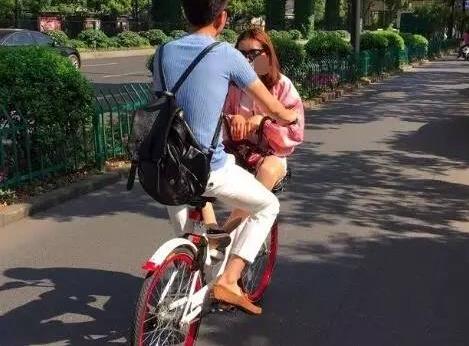 情侣共乘共享单车：面对面的姿势,盘点情侣单车不雅姿势