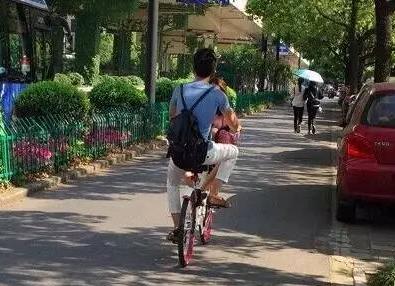 情侣共乘共享单车：面对面的姿势,盘点情侣单车不雅姿势