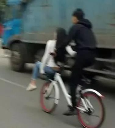 情侣共乘共享单车：面对面的姿势,盘点情侣单车不雅姿势