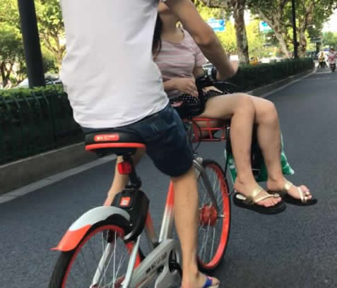 情侣共乘共享单车：面对面的姿势,盘点情侣单车不雅姿势