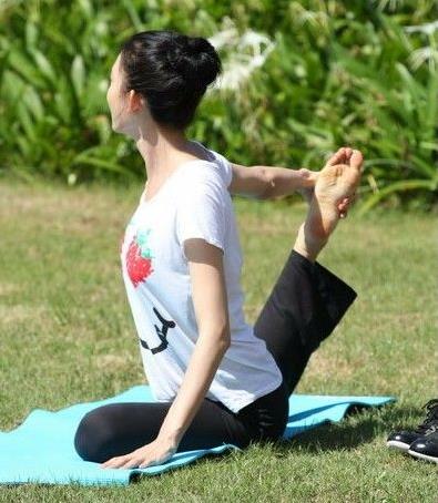 林志玲练高难度瑜珈：力与美的结合（图）