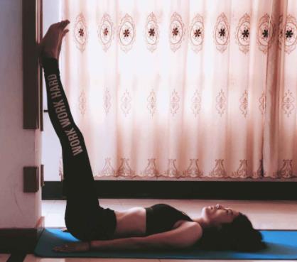 腿向上靠墙式几分钟：瑜伽动作腿向上靠墙式正确姿势