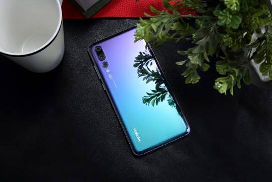 带上这款极光色手机，无论什么场合你都是焦点！